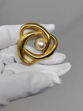 Vintage 80's Gold-Tone Pearl Accent Swirl Brooch - Women's Jewelry